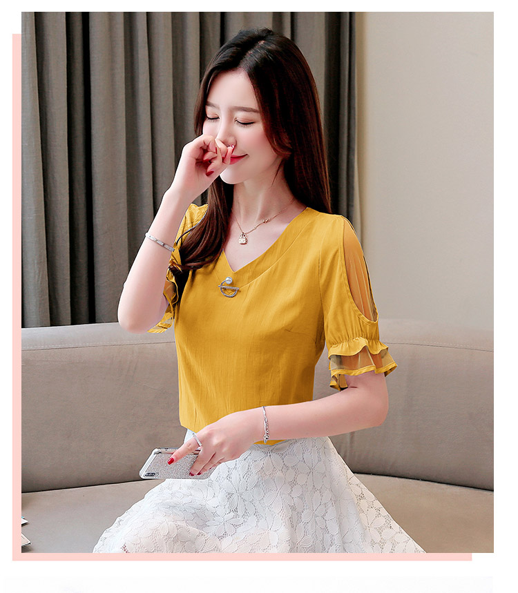 เสื้อสีเหลืองมัสตาร์ด ดีไซน์สวยเก๋ที่แขนเสื้อและปลายแขนเสื้อแต่งด้วยผ้าโปร่ง มีเข็มกลัดมุกติดที่คอเสื้อ