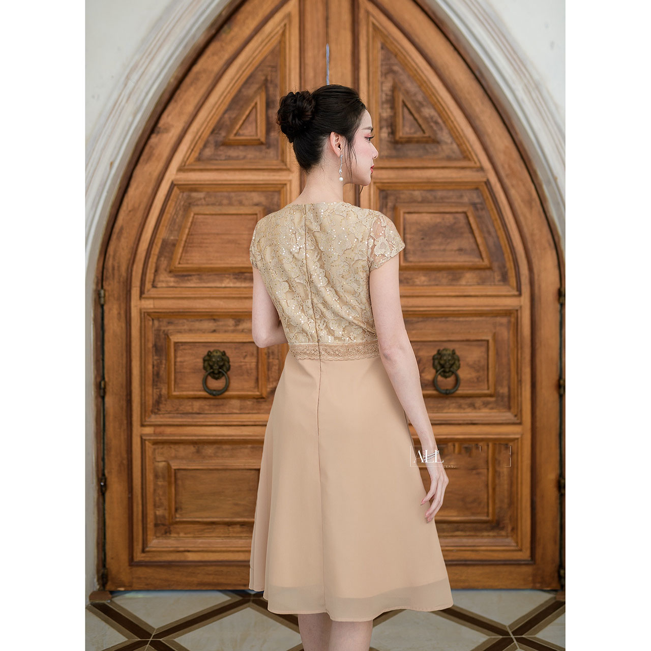 kudapy เดรสสั้นสีเทาซิลเวอร์/สีครีมทอง/สีแดง กระโปรงเลเยอร์สามชั้น เสื้อคอวีเป็นผ้าลูกไม้เลื่อม กระโปรงผ้าชีฟอง เอวตกแต่งอะไหล่ลูกไม้เป็นเข็มขัดดีเทลสวย