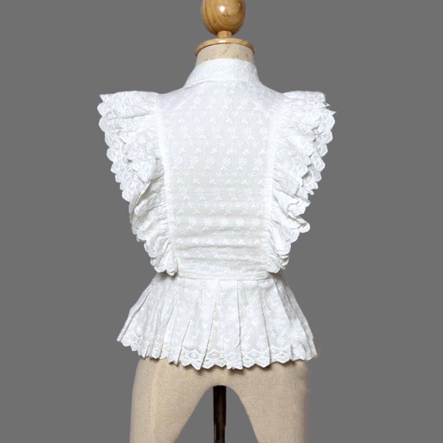 kudapy เสื้อลูกไม้สีขาวแต่งระบายไหล่ แต่งกระดุมหน้า ทิ้งชายเสื้อระบาย พรางหุ่นได้ดีมากค่ะ