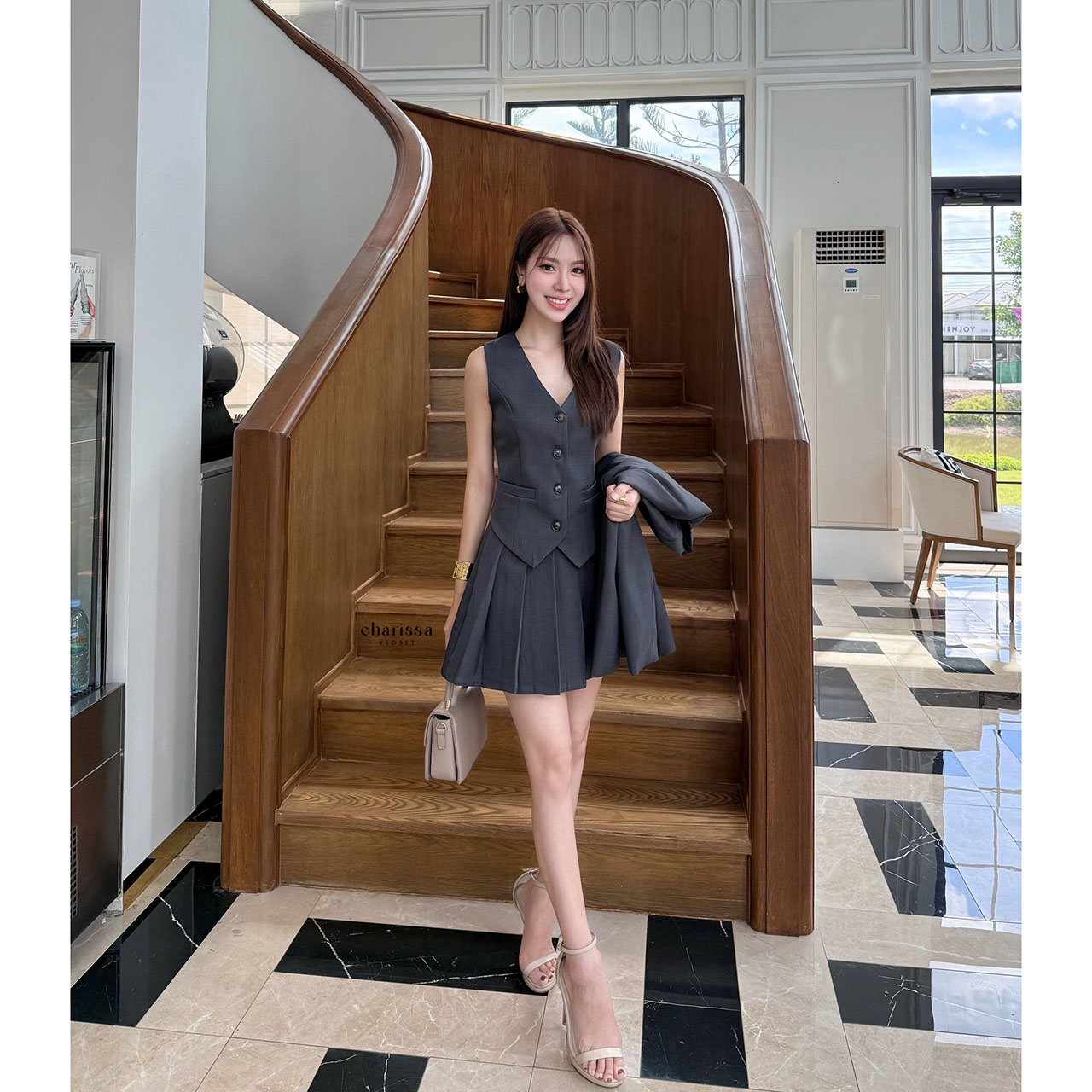 kudapy เซ็ท 4 ชิ้น เสื้อสูท+เสื้อ vestด้านใน +กระโปรง(กางเกงเป็นซับใน)+เข็มกลัดดอกไม้ ใช้ผ้าเดียวกันทั้งเซ็ท ตัวเสื้อสูทมีซับในอย่างดี