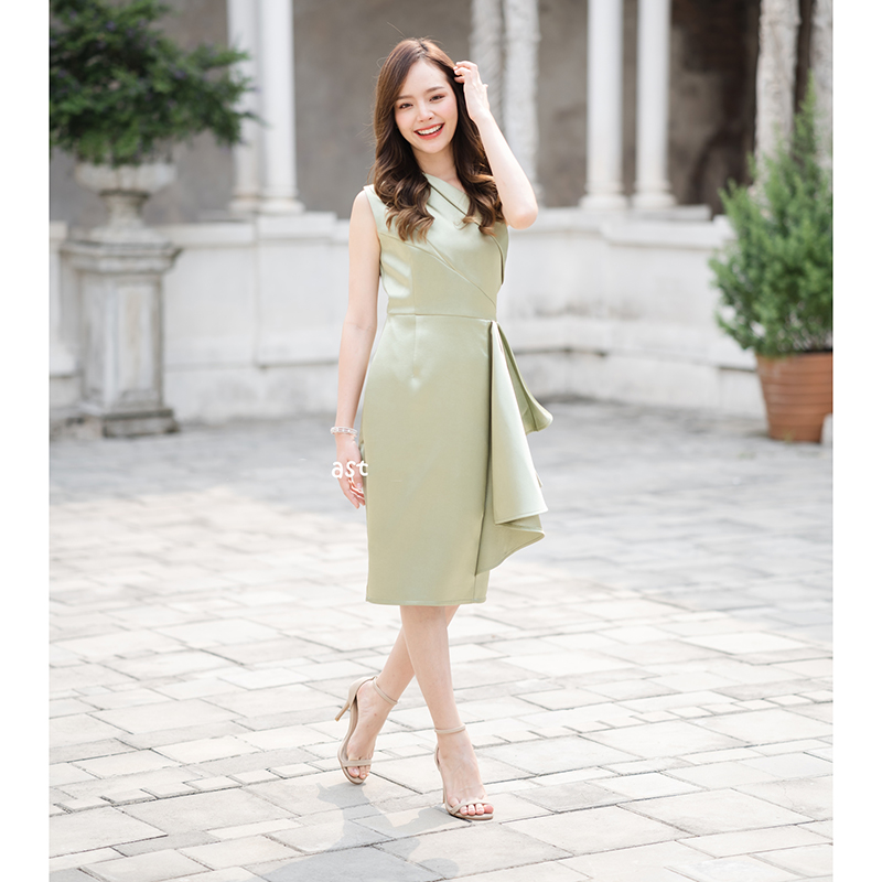 kudapy เดรสสั้นสีเขียว เป็นแบบไหล่เดียวจับจีบที่ไหล่ ช่วงกระโปรงแต่งผ้าเป็นเลเยอร์ด้านข้าง ทรงกระโปรงแบบ pencil ใส่แล้วดูเพรียว