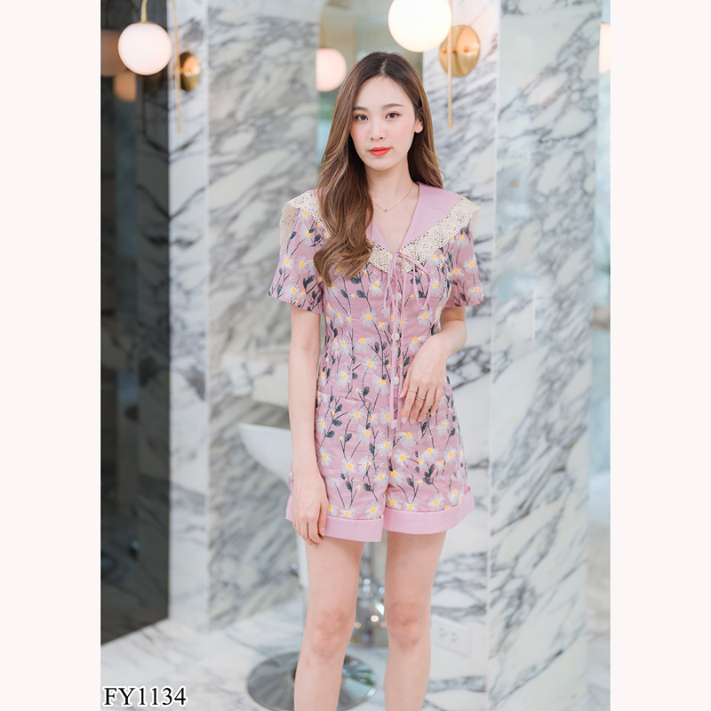 kudapy จั๊มสูทขาสั้นสีชมพู กางเกงลายดอกไม้มีปกผูกเชือกกลางอก