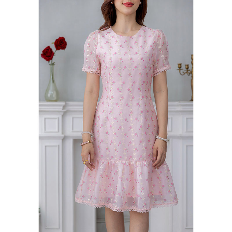 kudapy เดรสสั้นสีขาว/สีชมพู งานผ้าปักลายดอกไม้ ผ้าปักผสมพิมพ์ลายดอก ปลายกระโปรงเป็นระบายรอบตัว มีดีเทลแต่งลูกไม้รอบแขนและชายกระโปรง