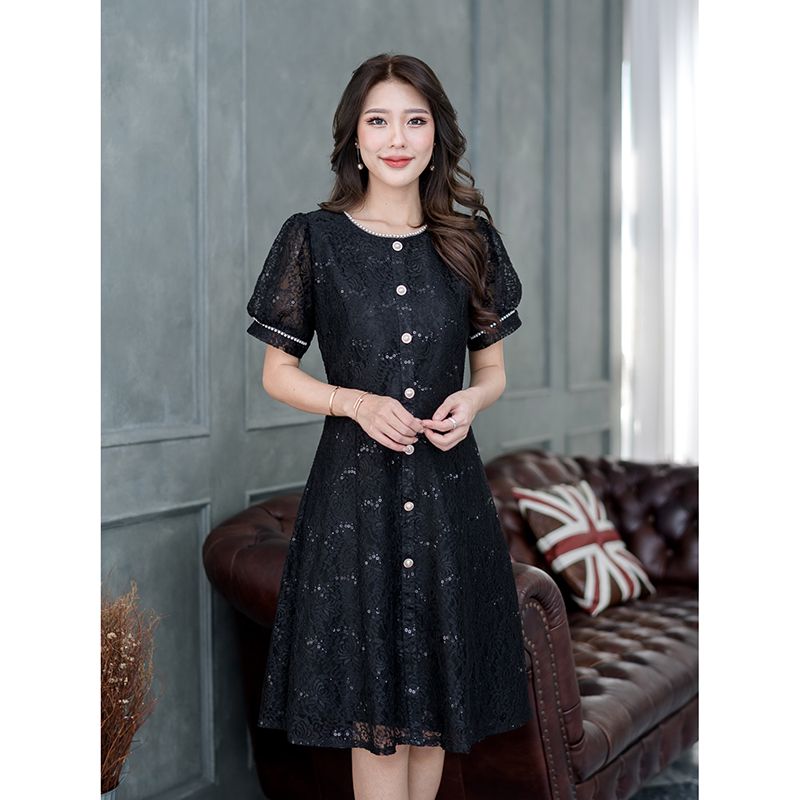 kudapy เดรสสั้นสีชมพู/สีดำ ลูกไม้ แขนสั้นตุ๊กตาค่ะ รอบคอและรอบแขนตกแต่งด้วยมุกหวานมาก ด้านหน้าตัวเดรสแต่งกระดุมมุกเพื่อความสวยงาม