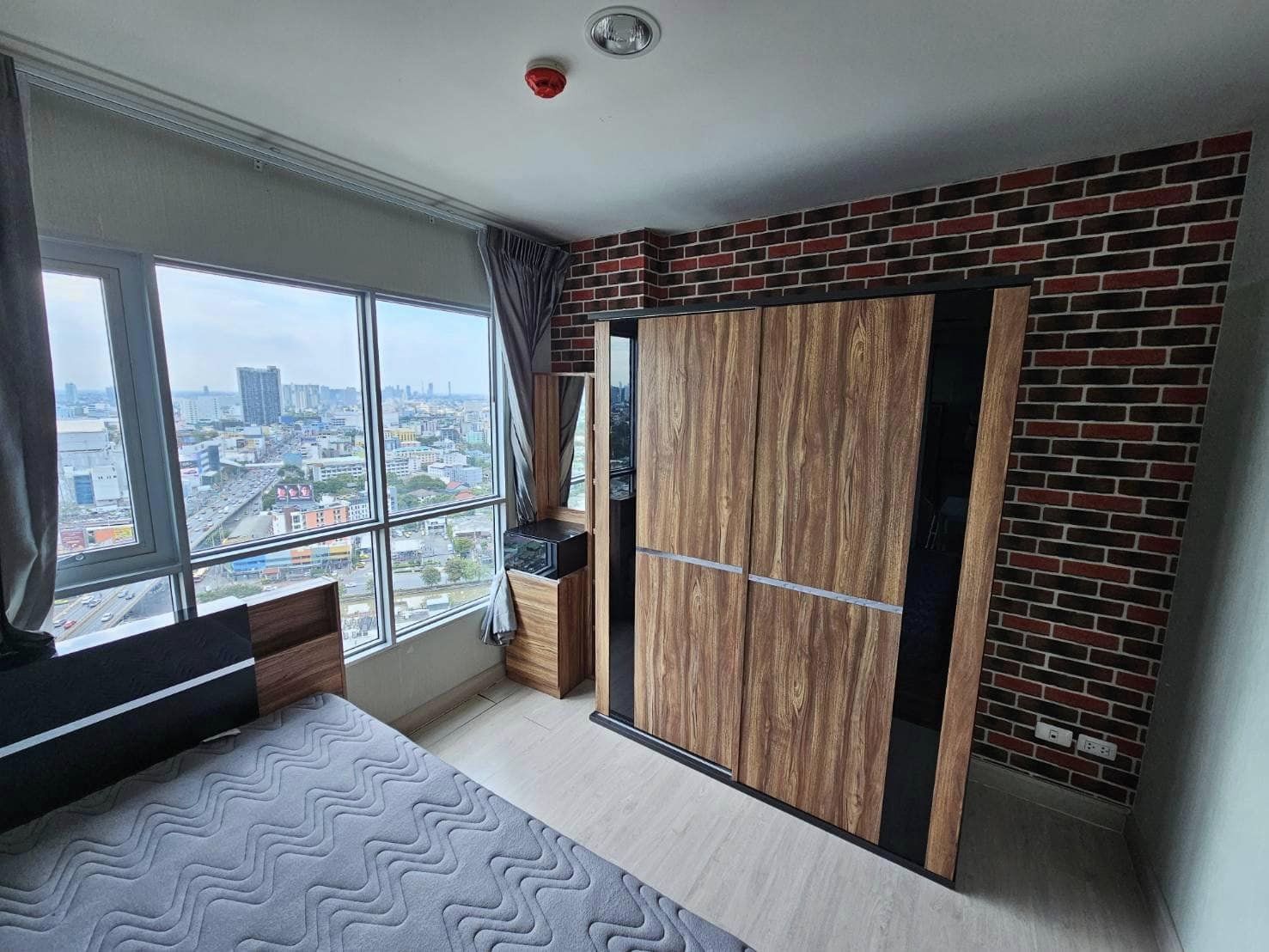 สนใจชมห้องติดต่อได้เลย Line ID: Smile-easy ปล่อยเช่าคอนโด Aspire Ngamwongwan (แอสไพร์ งามวงศ์วาน) - 1ห้องนอน 1ห้องน้ำ 1ห้องนั่งเล่น - ใกล้ เดอะมอลล์งามวงศวาน - ขนาดห้อง 30 ตรม. ชั้น 28