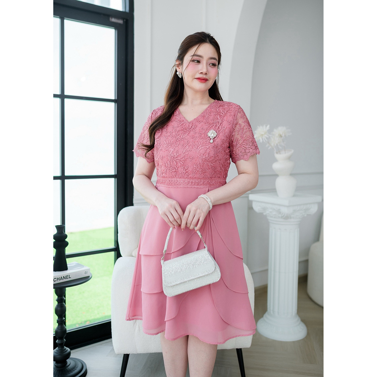 kudapy เดรสกระโปรงเลเยอร์สามชั้น เดรสด้านบนเป็นงานผ้าลูกไม้ใยบวบปักลายแซมเลื่อม กระโปรงผ้าชีฟอง เอวตกแต่งอะไหล่ลูกไม้เป็นเข็มขัดดีเทลสวย