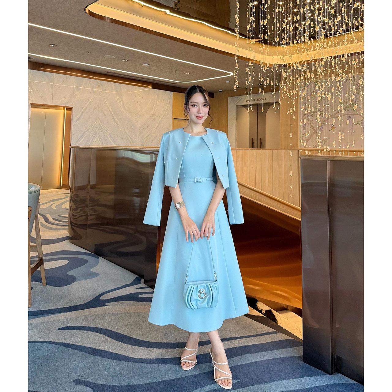 kudapy เซ็ท 3 ชิ้น: เดรสยาว+ครอป+เข็มขัด เสื้อคลุมติดไข่มุก เดรสออกมาให้เข้ารูปเอวสูง มีฟองน้ำในตัว ซิปด้านหลัง