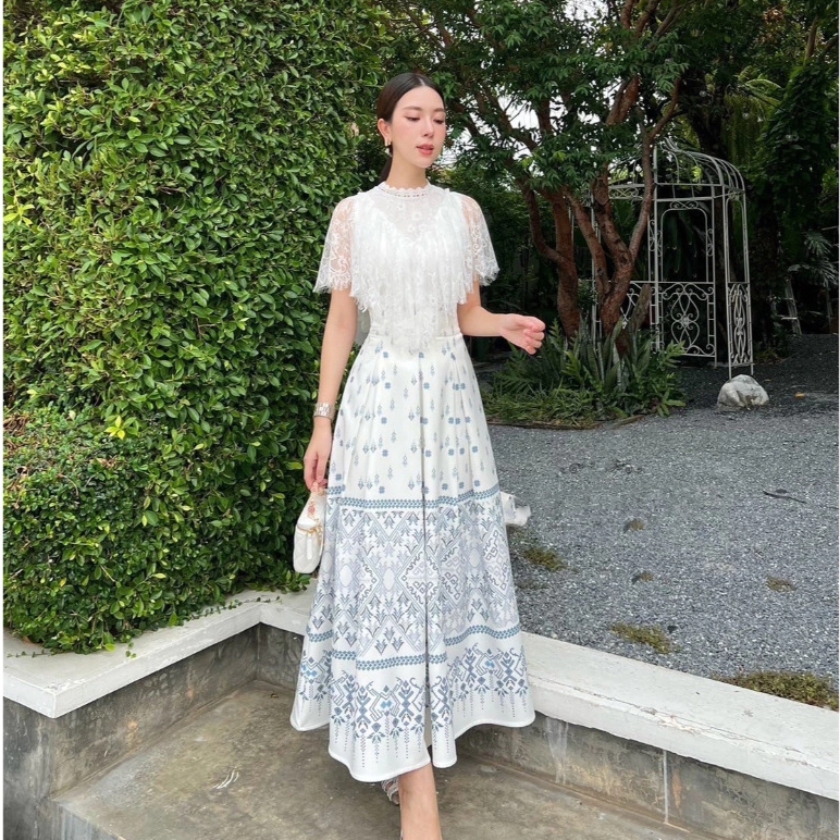 kudapy เซตเสื้อลูกไม้สีขาวแต่งระบาย+กระโปรงยาวลายไทย สีครีมน้ำตาล,สีเทาฟ้า