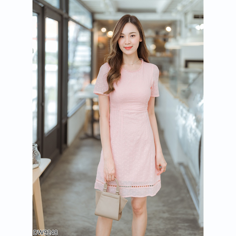 kudapy เดรสสั้นสีชมพู/สีขาว/สีฟ้า ผ้าฉลุลูกไม้แขนสั้นคอกลม สวยดูดีน่ารัก