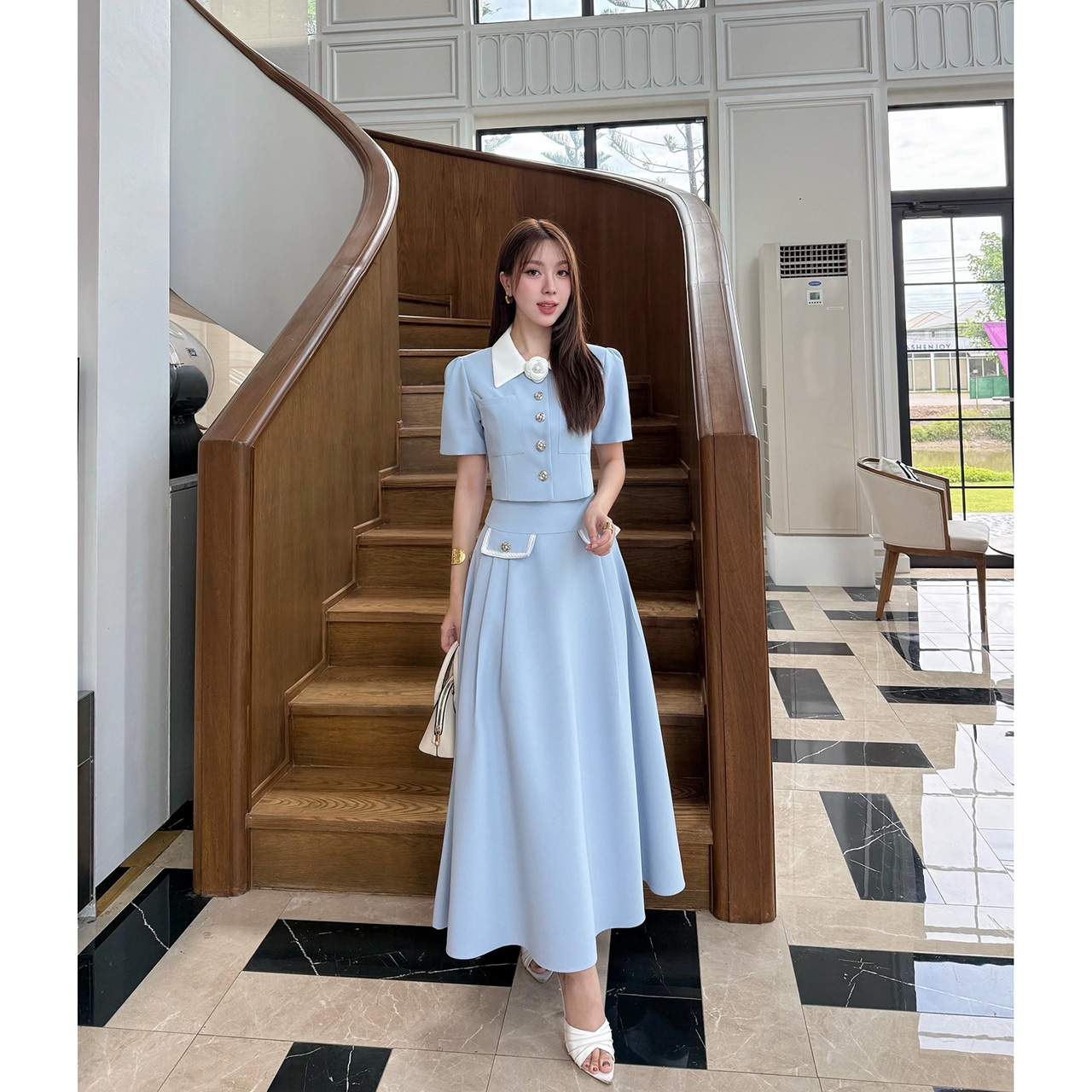kudapy ชุดเซ็ทเสื้อทรงครอป กระดุมจริงรูปดอกไม้สีเงิน แต่งปกสีขาว มาพร้อมกับกระโปรงยาวซิปหลัง แต่งกระเป๋าหลอกด้านหน้า
