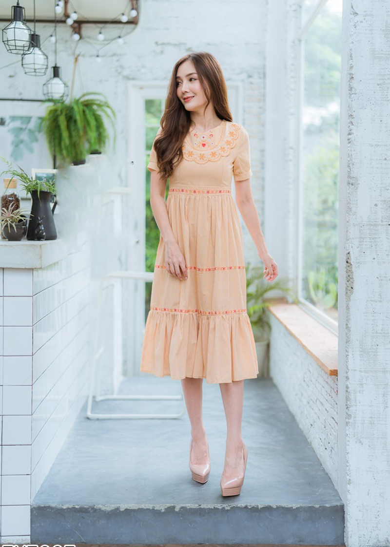 เดรสสั้นคอกลมสีเหลือง ดีเทลแต่งลูกไม้ที่ช่วงอก ทรงระบาย