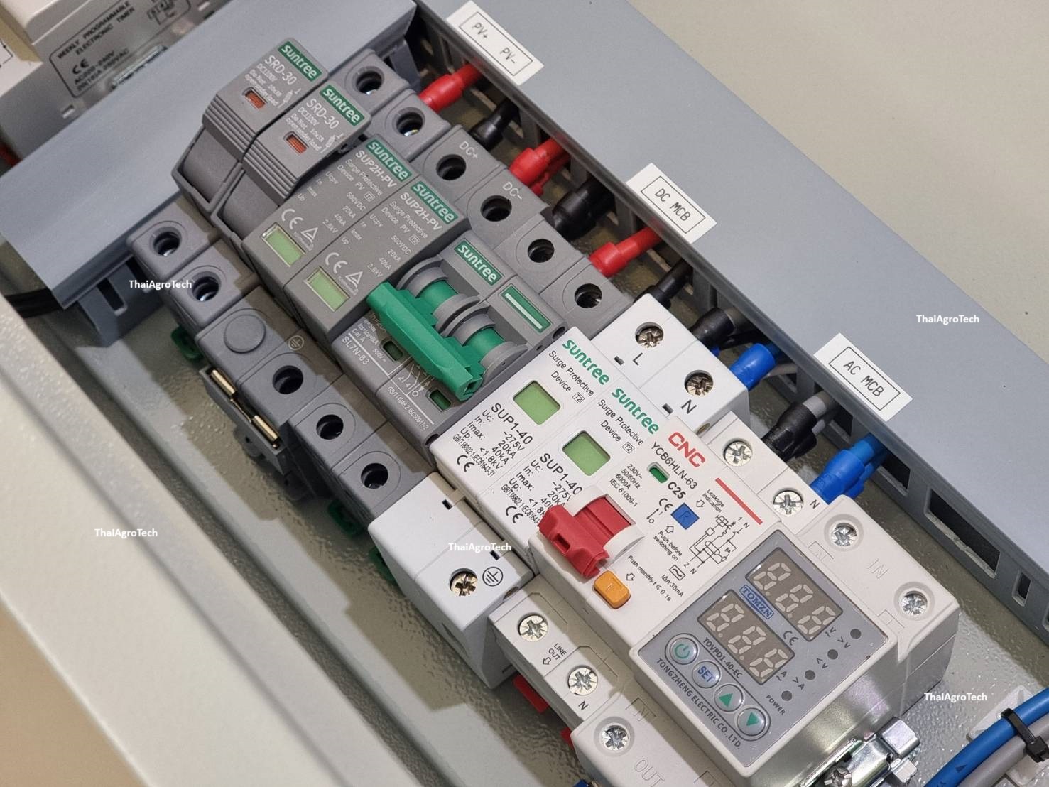 ตู้คอมบายเนอร์ ดีซี 1สตริง 1เฟส พื้นที่ว่างสำหรับติดตั้งอินเวอร์เตอร์ทั้งแบบ ออนกริด ออฟกริด และไฮบริด ติดตั้งพัดลมระบายอากาศ พร้อมเครื่องตั้งเวลา Surge Protector Relay ตัดวงจรไฟฟ้า เมื่อมีไฟรั่ว ไฟดูด ไฟกระแสเกิน AC-DC combiner 1string 1phase