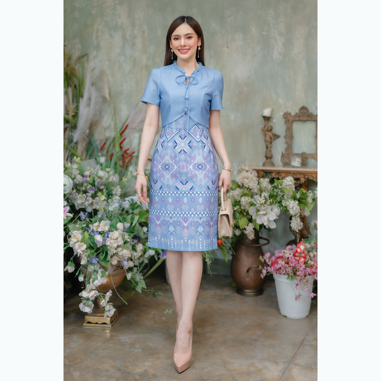 kudapy เดรสสั้นสีฟ้าทะเล/ม่วง/ชมพูกะปิ/เหลือง งานผ้าโพสลีเอสเตอร์เกาหลีแต่งกั๊กพิมพ์ลายไทยแพรวา มีซับในและชิปหลังใส่สบาย