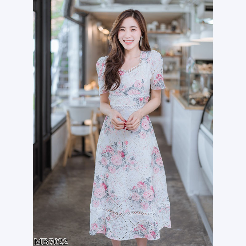 kudapy เดรสยาวคอเหลี่ยมตัวยูสีชมพู,สีขาว สีแดง,สีม่วง ผ้าฉลุลายดอกกุหลาบสวยดูดี