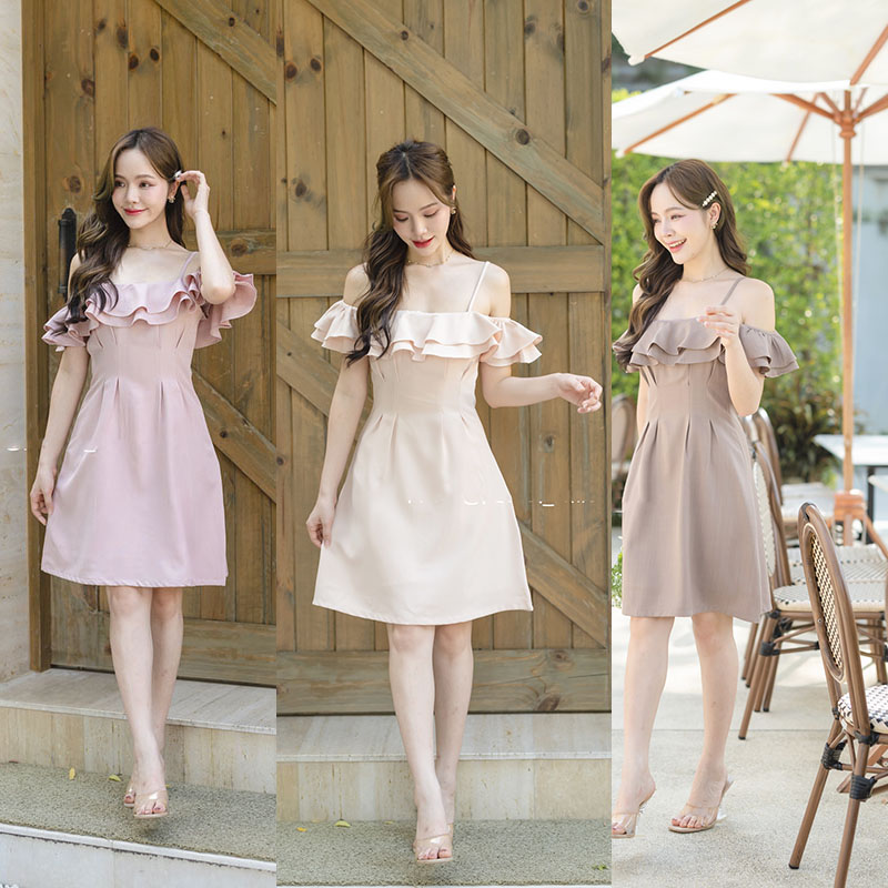 kudapy เดรสสั้นสีครีม/สีกรม/สีชมพู/สีโอวัลติน ช่วงบนเป็นทรงแบบปาดไหล่ อกเย็บเป็นระบายเลเยอร์