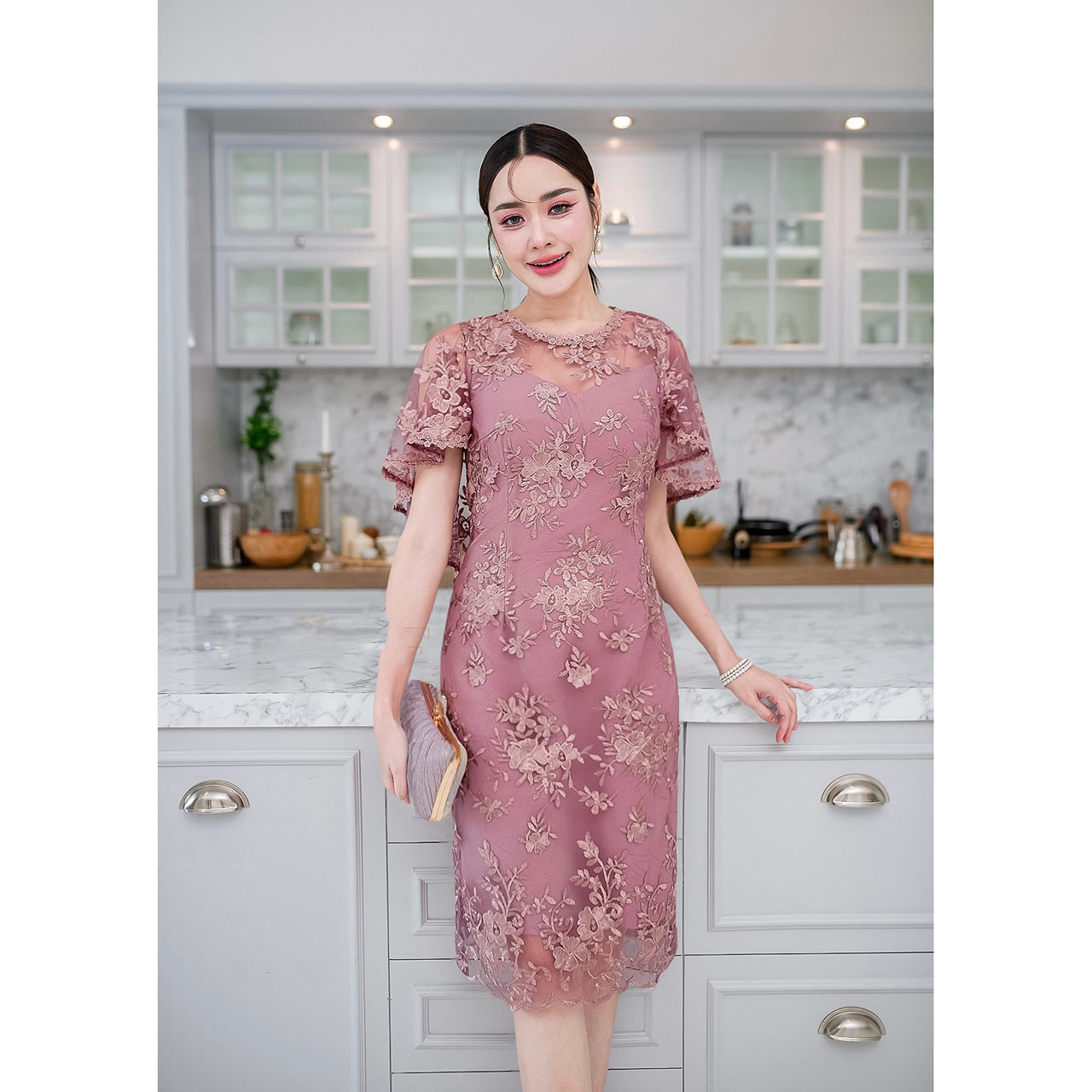 kudapy เดรสสั้นสีเหลืองนวล/สีกะปิ ผ้าลูกไม้บุหงา พื้นผ้าลูกไม้เป็นผ้าตาข่าย ปักลายสวย