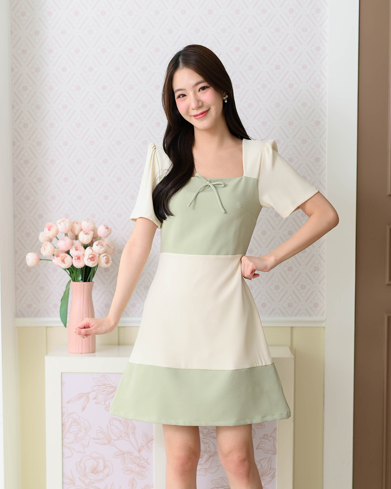 kudapy เดรสแขนสั้นดีไซน์คอเหลี่ยม เล่นสีทูโทนรอบอกและชายกระโปรง แต่งเชือกโบว์เล็กๆเพิ่มความน่ารัก