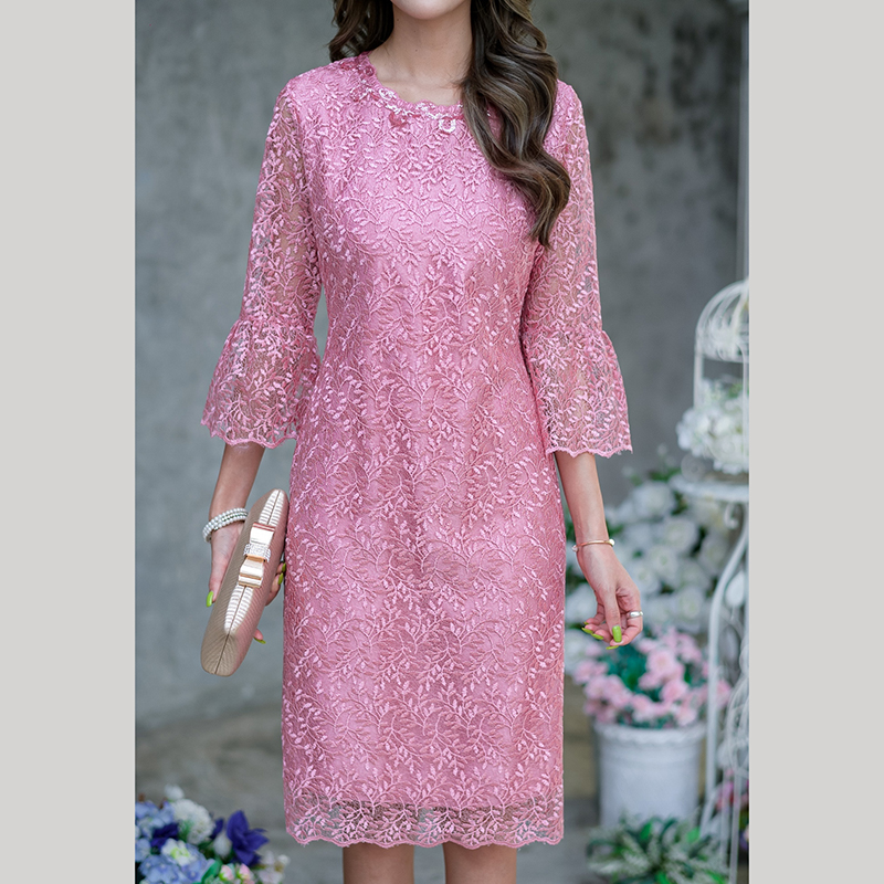 kudapy เดรสลูกไม้เนื้อเงาแขนสามส่วน สีม่วง สีชมพู ปลายแขนระบาย คอเสื้อแต่งเลื่อมเพิ่มความหรูหรา ผ้าสวยเกรดดี มีซับในทั้งชุด แต่งซิปหลัง