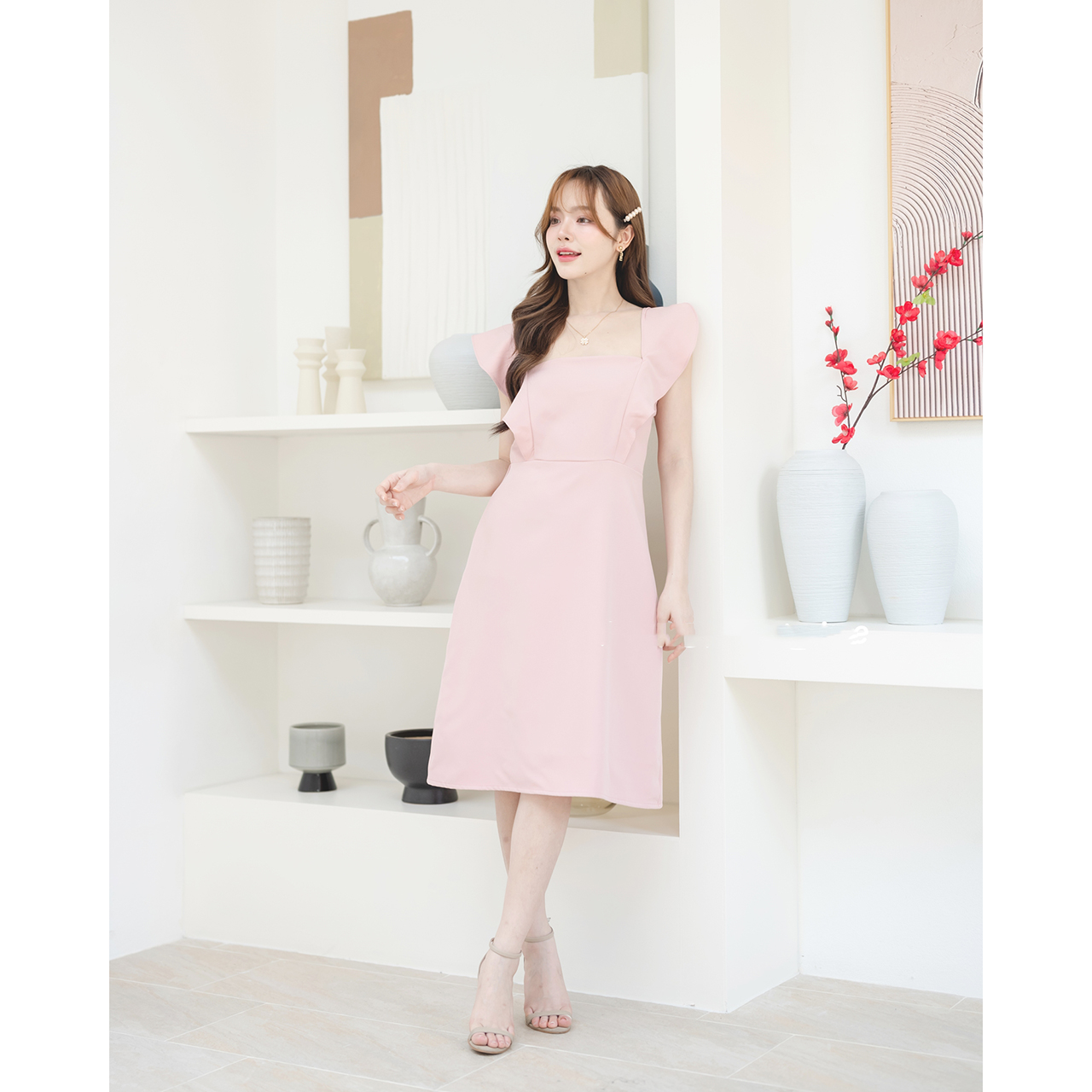 kudapy เดรสทรงคอเหลี่ยม ช่วงกระโปรงเป็นทรงเอ ช่วยsafeสาวๆที่มีสะโพกได้ดี ความยาวแบบคลุมเข่าพอดี