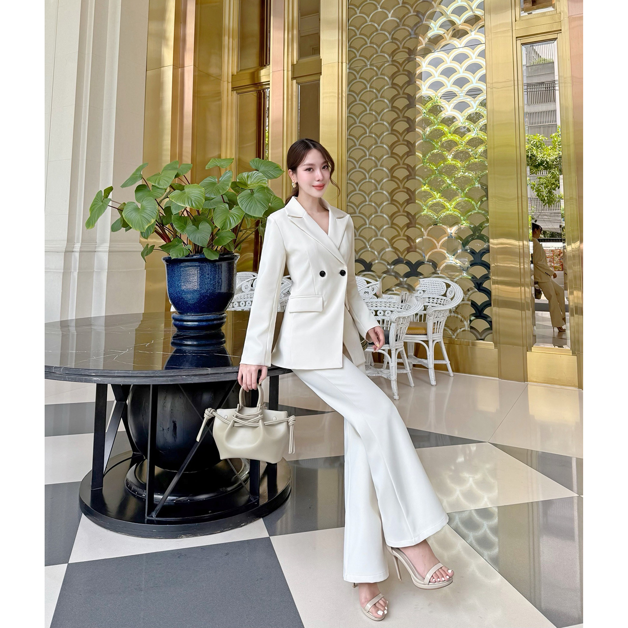 kudapypy ชุดเซ็ทเสื้อสูท ปกสูท มีรองบ่าๆเพื่อให้เป็นทรงสวย ออกแบบกระเป๋าให้สามารถใช้งานได้ มาพร้อมกับกางเกงใช้ผ้าเดียวกับเสื้อสูท