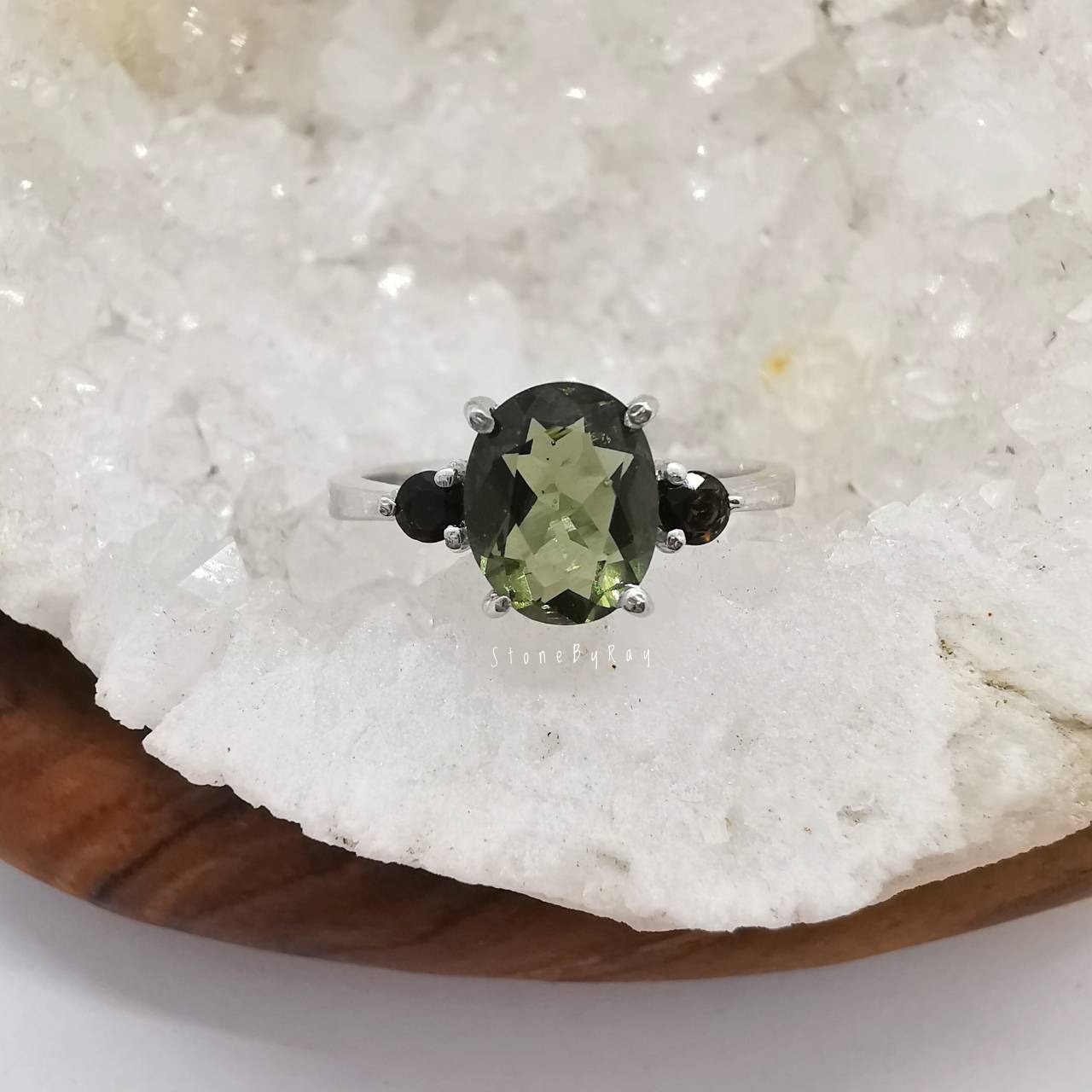 แหวนเงินสะเก็ดดาวโมดาไวท์กับสะเก็ดดาวสีดำ Moldavite+Tektite