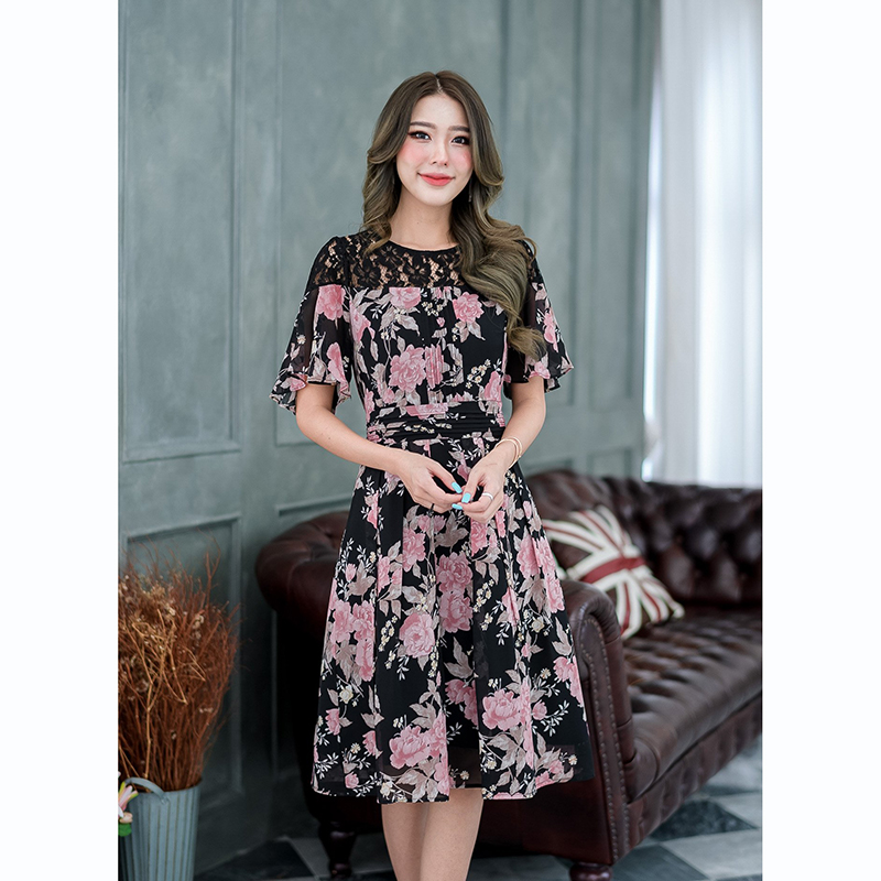 kudapy เดรสสั้นสีชมพู/สีดำ ผ้าชีฟอง อกช่วงบนตัดต่อด้วยผ้าลูกไม้ แขนเสื้อจะสวยเป็นพิเศษ