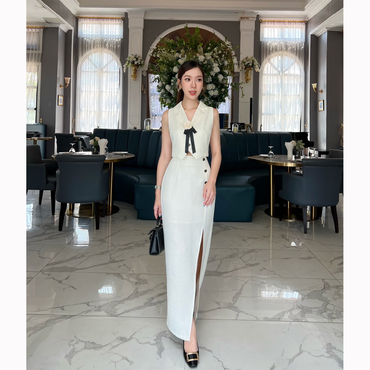 kudapy เซ็ทเสื้อแขนกุดเข้ารูปแต่งกระดุมจริงด้านหน้า 3 เม็ด กระโปรงยาวใช่ผ้าเดียวกับเสื้อ ผ่าด้านหน้า แต่งกระดุมหลอกด้านหน้า ซิปหลัง มีซับในอย่างดี