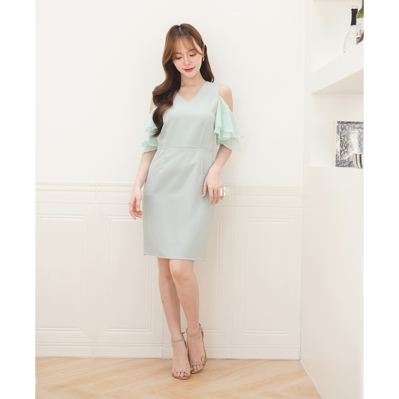 kudapy เดรสสั้นสีเขียว/สีแดงเลือดหมู/สีกรม/สีชมพู เว้าไหล่ ดีไซน์ลูกเล่นแขนเว้าเป็นผ้าชีฟองระบายเลเยอร์ 2 ชั้น ดูเป็นสาวหวานซ่อนเปรี้ยว กระโปรงทรงสอบ