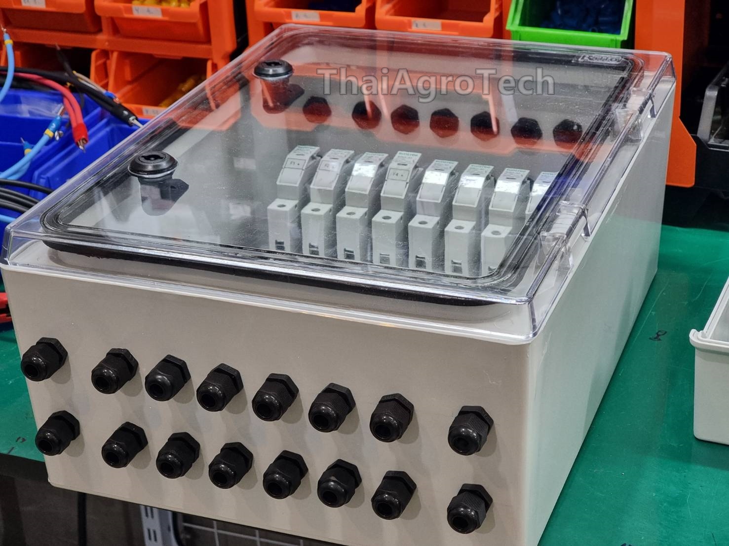 กล่องฟิวส์สำหรับไฟโซล่าเซลล์ 8 สตริง ( DC Fuse 8 in 8 Out Solar DC Distribution Box, 30-50 kW)