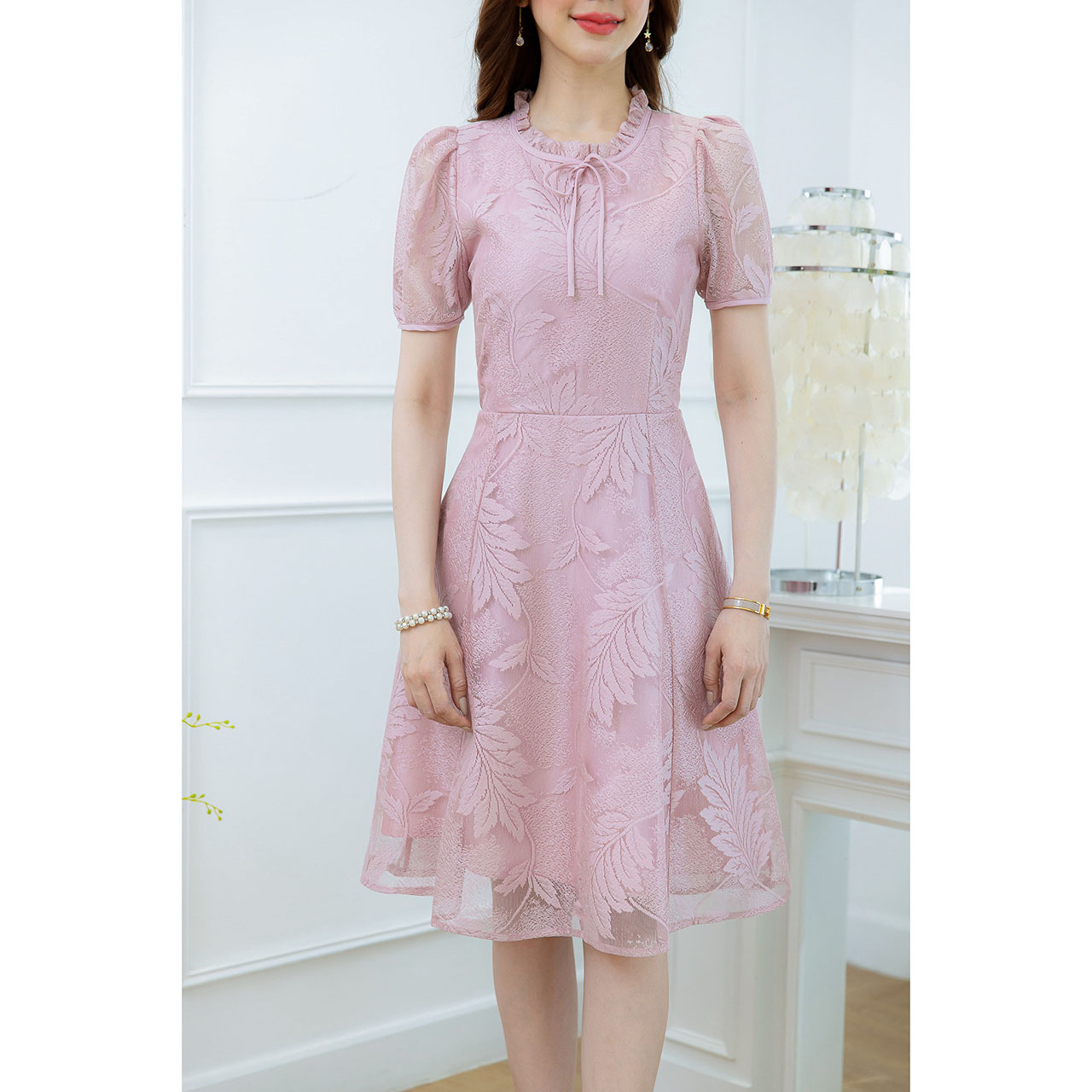 kudapy เดรสสั้นสีดำ/สีชมพู ผ้าลูกไม้ทอลายสวย ลูกไม้ทอลายใบไม้ จับจีบผูกโบว์ช่วงคอ สวยเรียบใส่ได้ตลอด