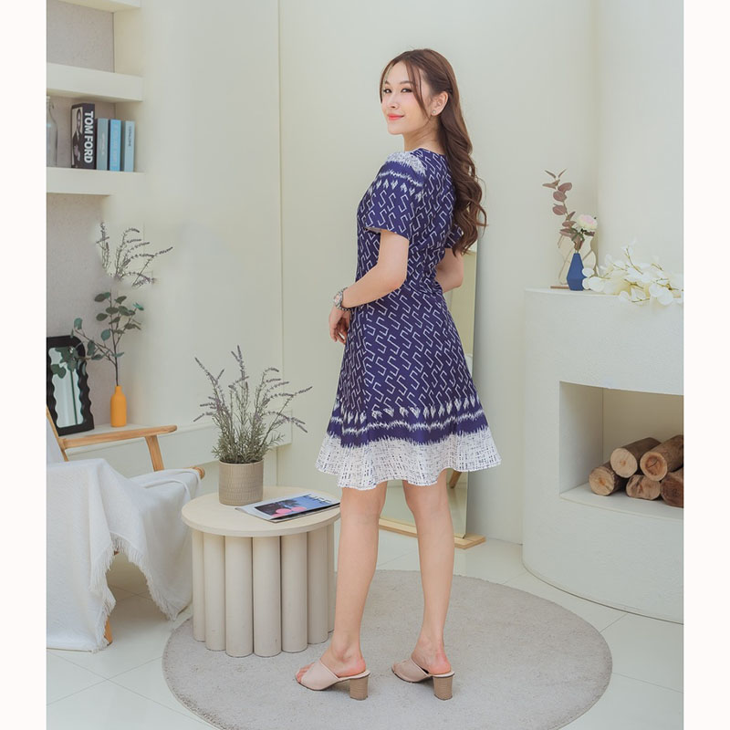 kudapy เดรสสั้นสีชมพู/สีเขียว/สีม่วง ทรงเข้ารูปช่วงลำตัว กระโปรงทิ้งตัว ปกคอบัว อัดกลีบปลายกระโปรงลายปักดอก