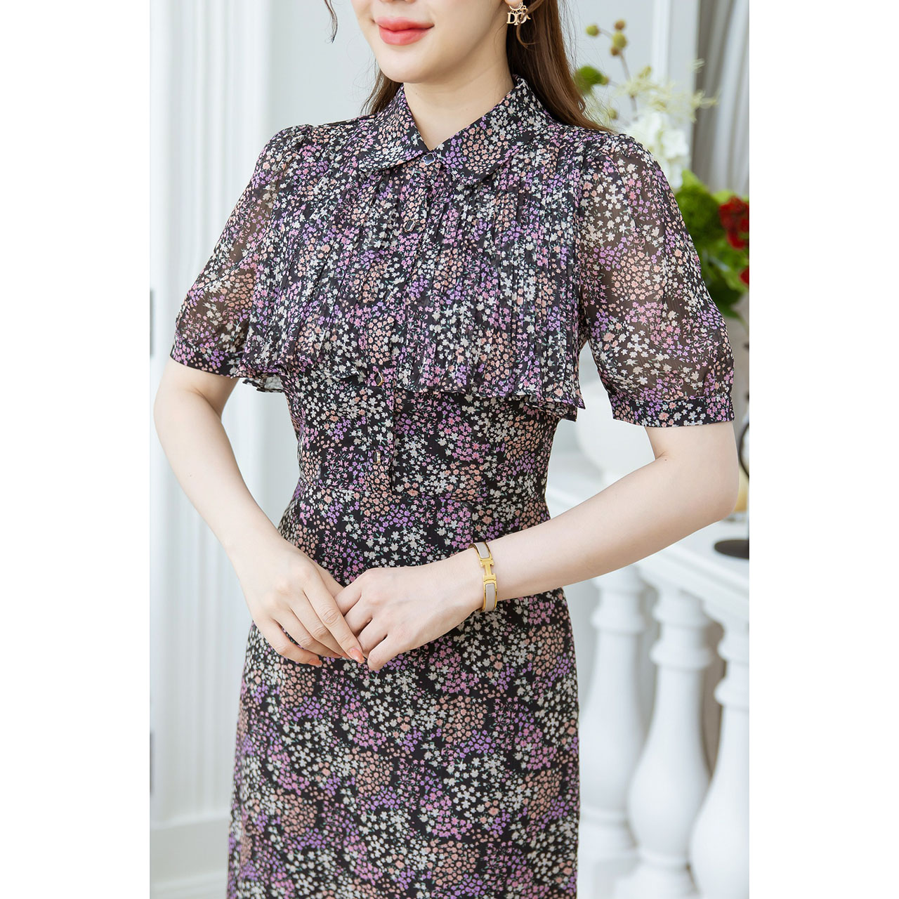 kudapy เดรสคอปกอกพลีทระบาย ลายดอกเล็กสวยละมุน ช่วงอกเป็นกระดุมใบโควเวอร์ดำ เปิดได้จริง ดีเทลช่วงอกอัดพลีทสวยมีวอลุ่ม