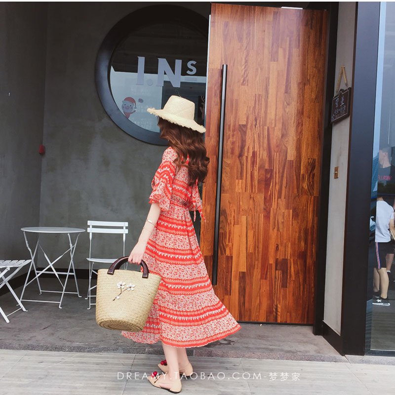 kudapy เดรสยาวสีแดงอมส้ม ผ้าโพลีเอสเตอร์ คอวี ลายดอกไม้เขียว