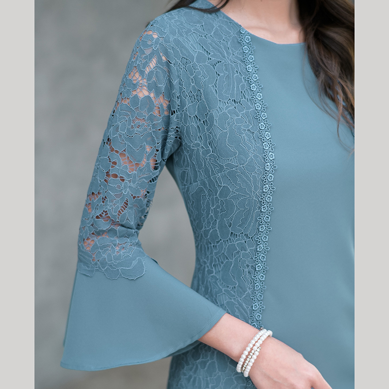 kudapy เดรสสั้นคอกลมแต่งลูกไม้สีชมพู,สีดำ,สีเทาฟ้า ด้านข้างตัวเดรสและแต่งคาดด้วยลูกไม้เส้นลายดอกไม้จนถึงปลายกระโปรง และช่วงแขนก็เป็นลูกไม้ค่ะ