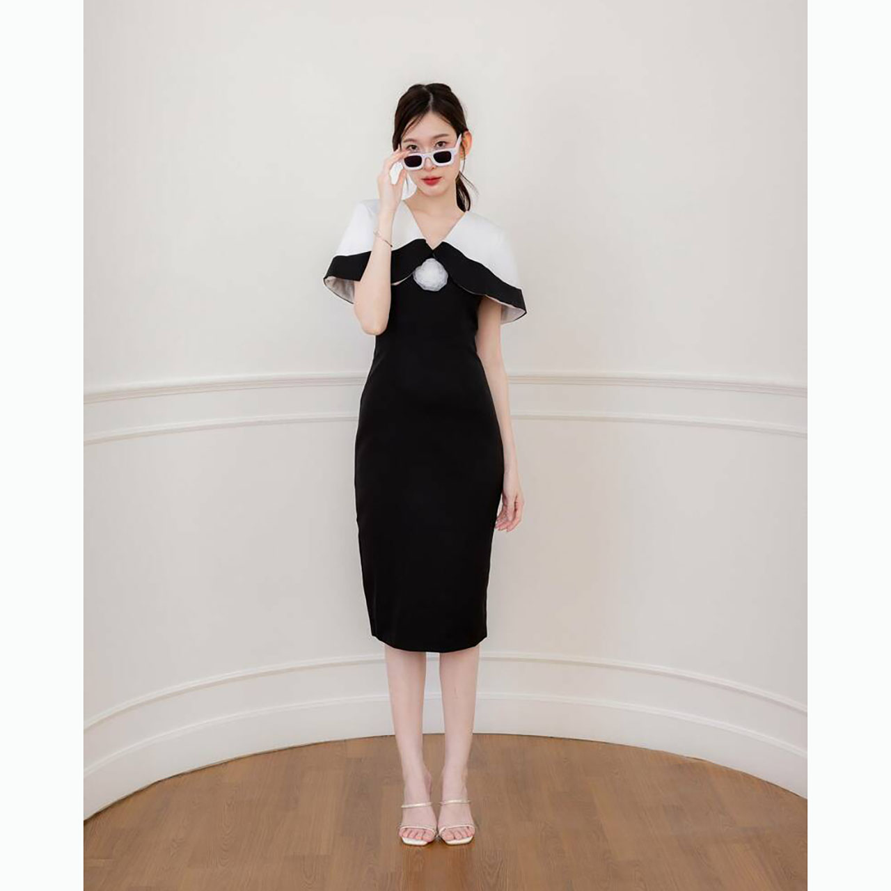 kudapy เดรสสั้นสีชมพู/สีดำ คลุมไหล่ดอกไม้ติดอก