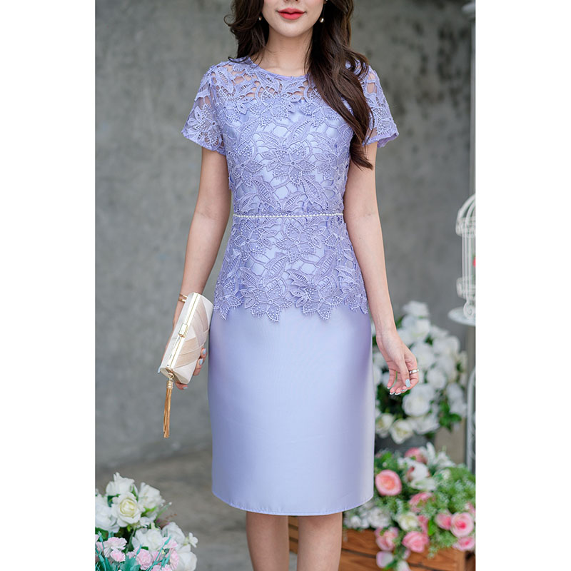 kudapy เดรสสั้นสีชมพู/สีเทา/สีม่วง ลูกไม้เงาทอลายแน่นสวย ลูกไม้คัดเกรด ซูมดูเนื้อผ้าได้เลย ป็นทรงแขนสั้น เอวต่อ แต่งเชิงผ้าสวยช่วงปลายเสื้อ รอบเอวประดับด้วยมุกหวาน