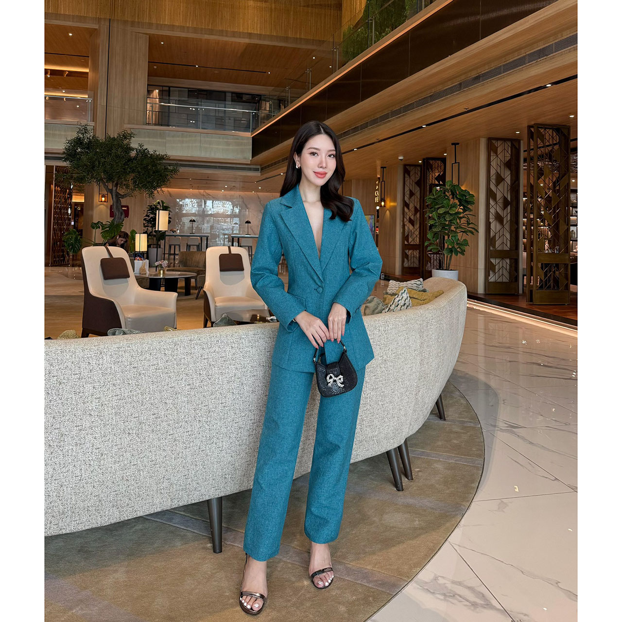 kudapy ชุดสูท สวยคลาสสิคแมทซ์ง่าย คล่องตัว เสื้อสูทมีซับในอย่างดี แต่งกระดุมปั้มผ้าเดียวกับสีชุด มาคู่กับกางเกงขายาวทรงกระบอกเล็กใส่สบาย