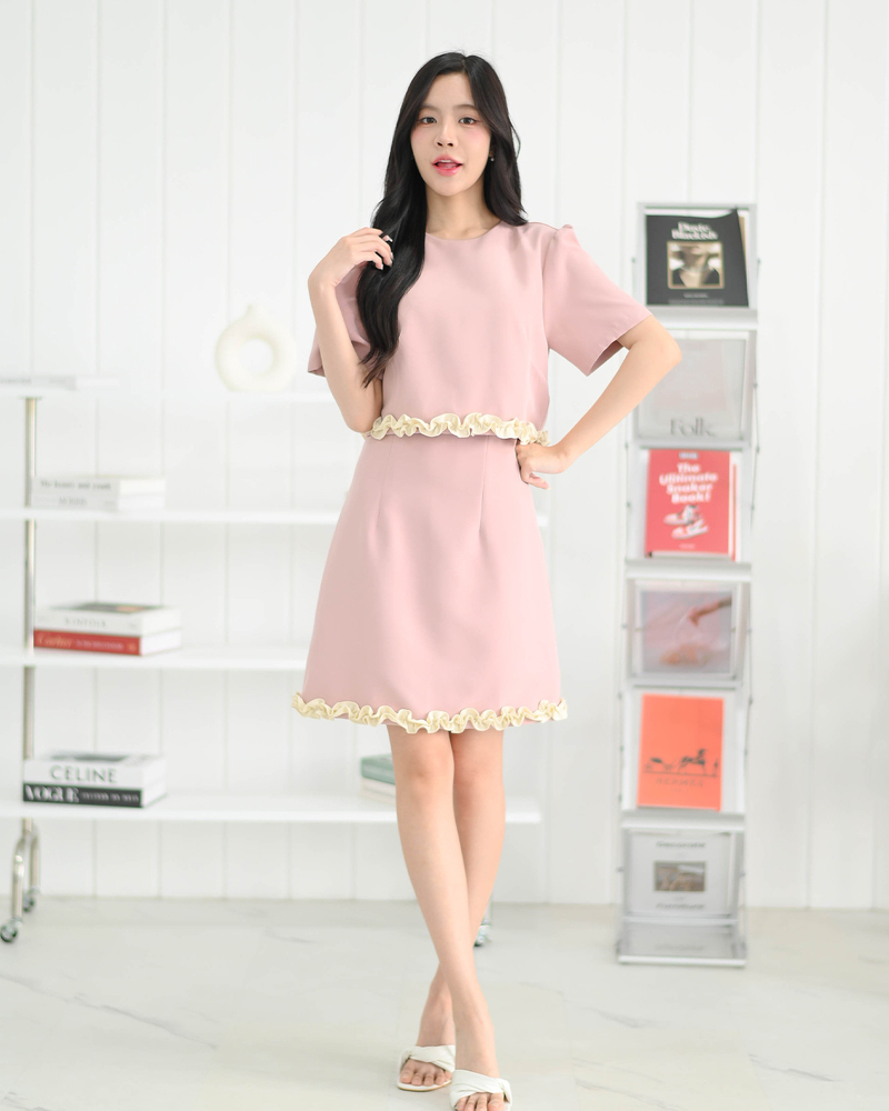 kudapy เดรสแขนสั้นคอกลม แต่งรูดระบายชายเสื้อและกระโปรง รูดยกไหล่พองเบาๆ ผ้าเนื้อหนานุ่มมีน้ำหนักทิ้งตัวสวย