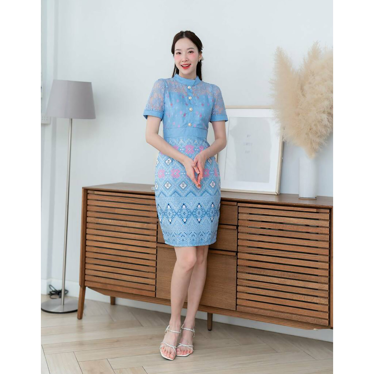 kudapy เดรสสั้นสีเขียว/สีกรม ลายไทยแขนลูกไม้ งานผ้าอัดลายไทย ทรงสวย เข้ารูป เป็นงานซิปซ่อนหลัง แต่งแขนผ้าระบายลูกไม้