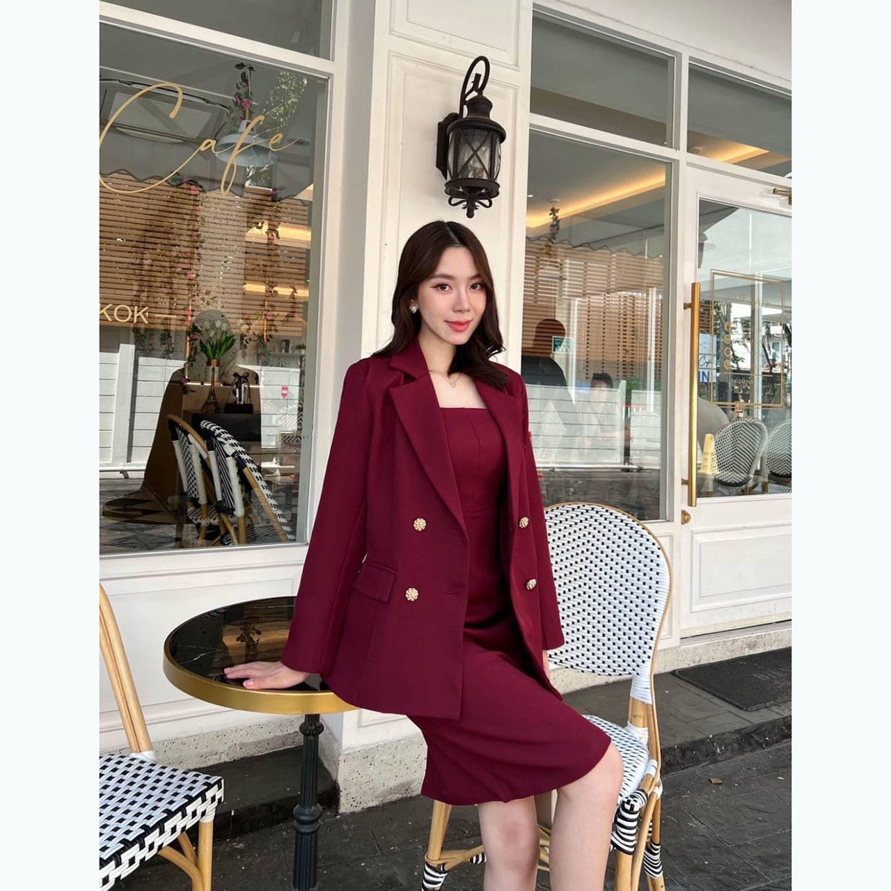 kudapy Setsuit 2 ชิ้น เสื้อสูทออกแบบให้เป็นทรงใหญ่กว่าเดรส+เดรสคอเหลี่ยม ซิปหลัง มีซับในทั้งตัว ใส่สบาย แต่ยังมีความสุภาพ มีฟองน้ำเสริมไหล่บ