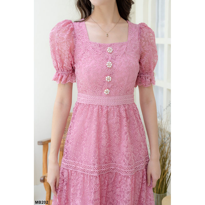 kudapy เดรสยาวสีชมพู/สีครีม ผ้าปักลายดอก คอกลม ปลายกระโปรงระบาย เป็นงานซิปหลัง