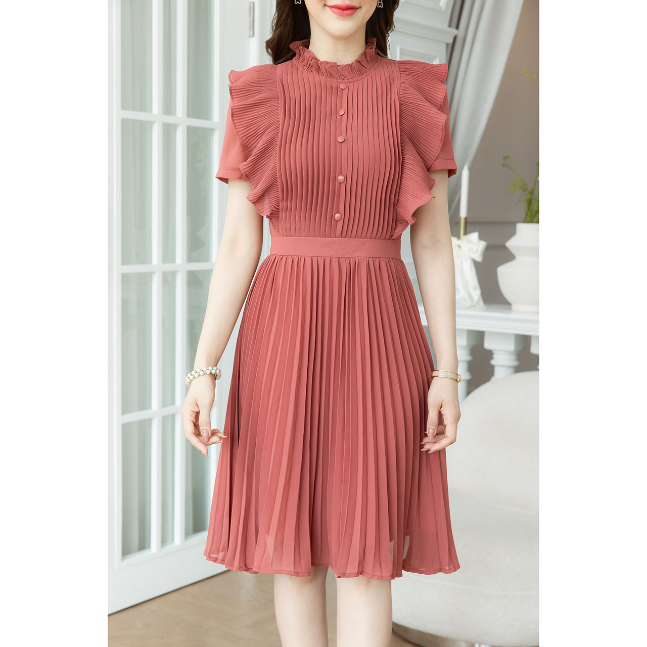 kudapy เดรสชีฟอง ดีเทลอัดพลีททั้งตัว ช่วงแขนเป็นดีเทลแขนปลีกอัดพลีทเล็ก ช่วงอกเย็บพลีทเป็นแนวเกล็ดแต่งกระดุม