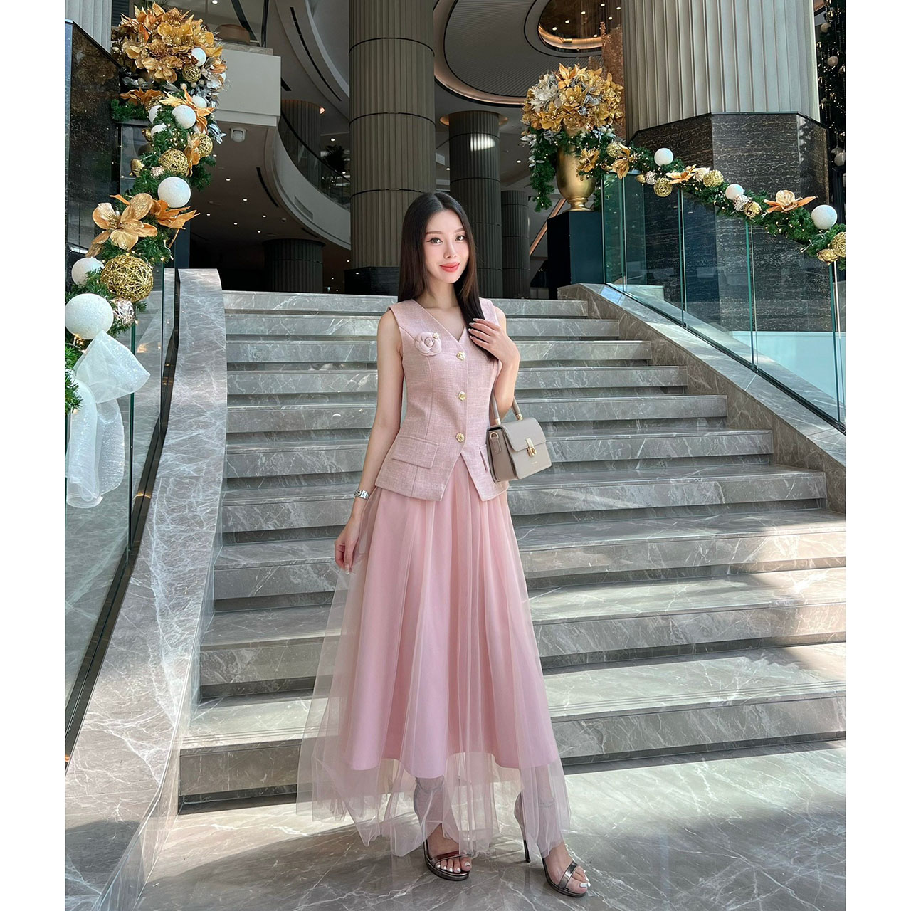 kudapy ชุดเซ็ทเสื้อแขนกุดทรงเข้ารูปแต่งกระดุมจริงสีทอง ตกแต่งกระเป๋าเสื้อให้ดูโดดเด่น(กระเป๋าหลอก)