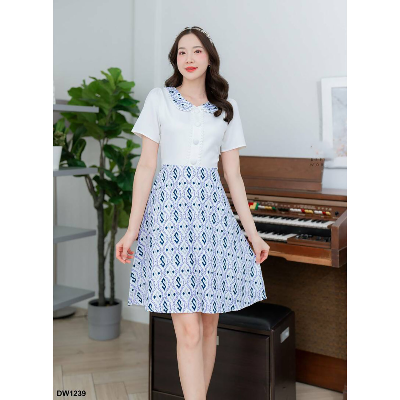 kudapy เดรสสั้นสสีขาว สีชมพู สีกรม คอบัวเสื้อผ้าพื้นกระโปรงลาย