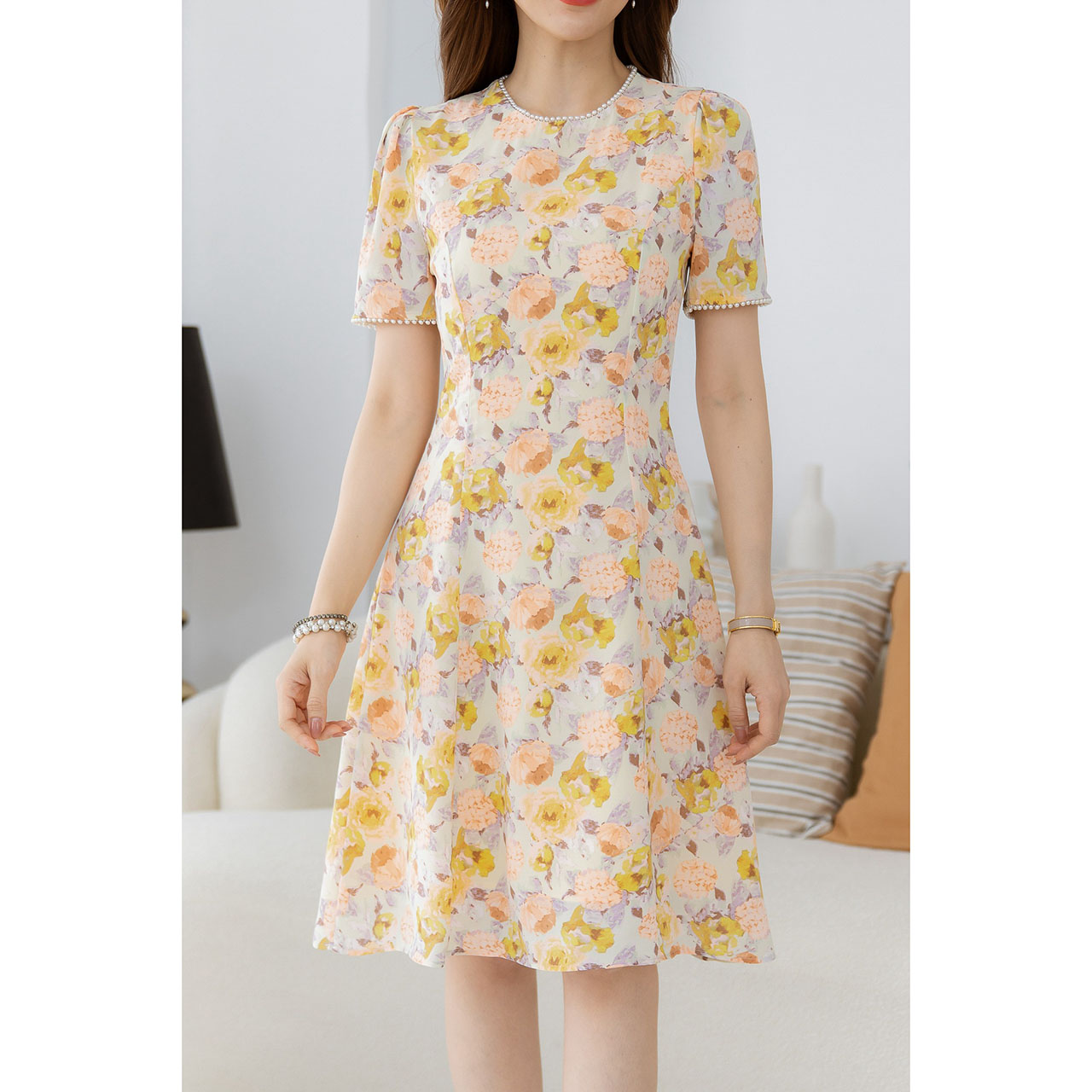 kudapy เดรสสั้นสีเหลือง/สีม่วง ลายดอก มึดีเทลแต่งมุกรอบคอ และรอบแขน เนื้อผ้านุ่มลื่นใส่สบาย