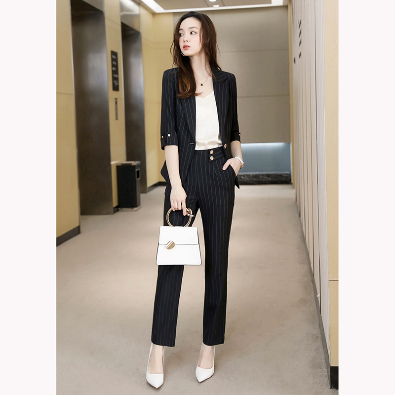 kudapy ชุดสูททำงานผู้หญิงสีดำ/สีขาว/สีเบจ แขนสามส่วนลายทางพร้อมกางเกง จุดเด่นของชุดนี้คือการออกแบบให้เป็นลายทางเพื่อเพิ่มสไตล์