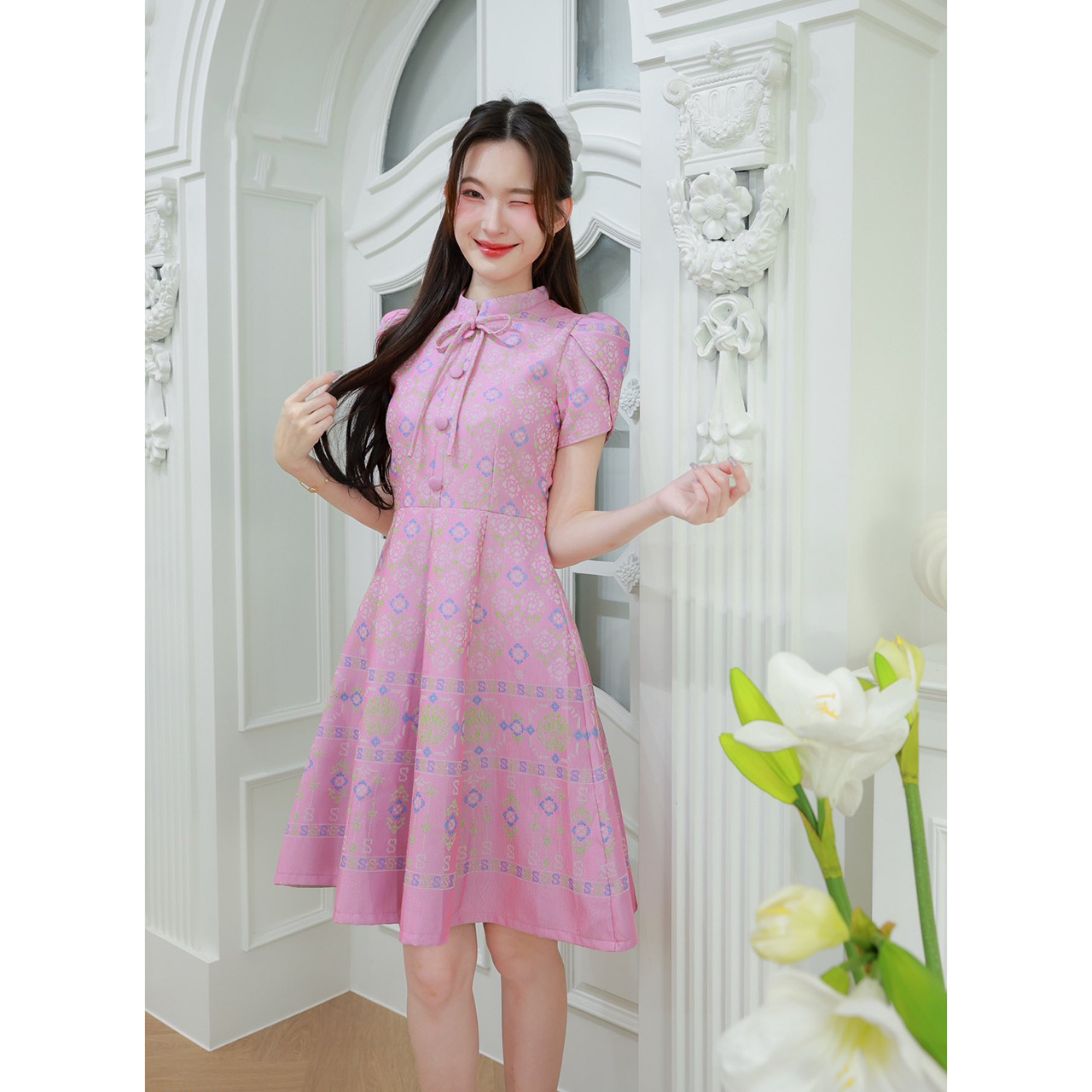 kudapy เดรสไทยทรงบานแขนกลีบบัวคอจีนแบบตั้งเล็กๆพร้อมผูกโบที่คอเสริมลุคให้ดูน่ารักมีสไตล์หวานผสมวินเทจ