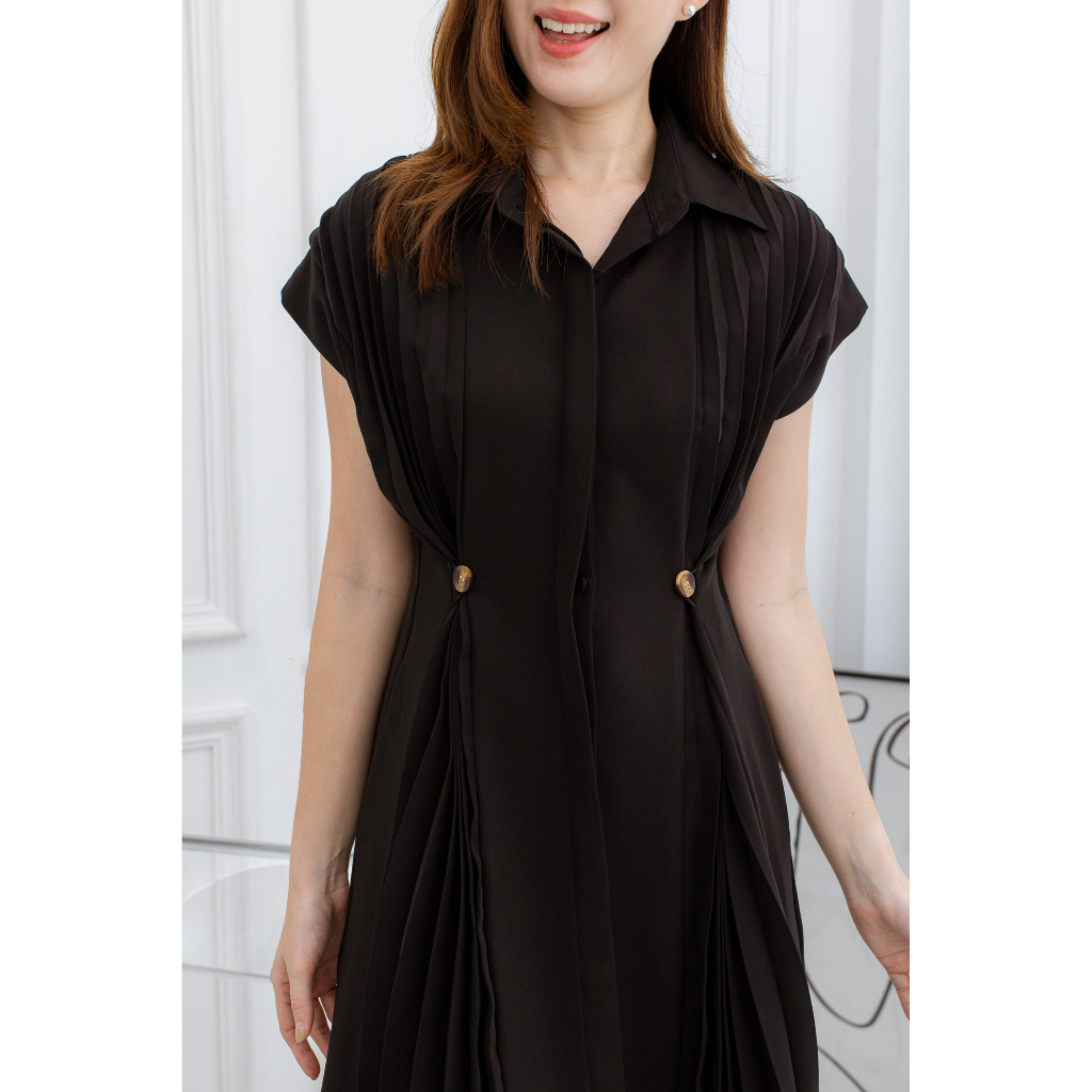 kudapy เดรสสั้นคอปกสีดำ แขนล้ำ เย็บแต่งผ้าพลีทด้านหน้า กระดุมจริง ดีไซน์ให้ใส่ได้ 2 แบบ
