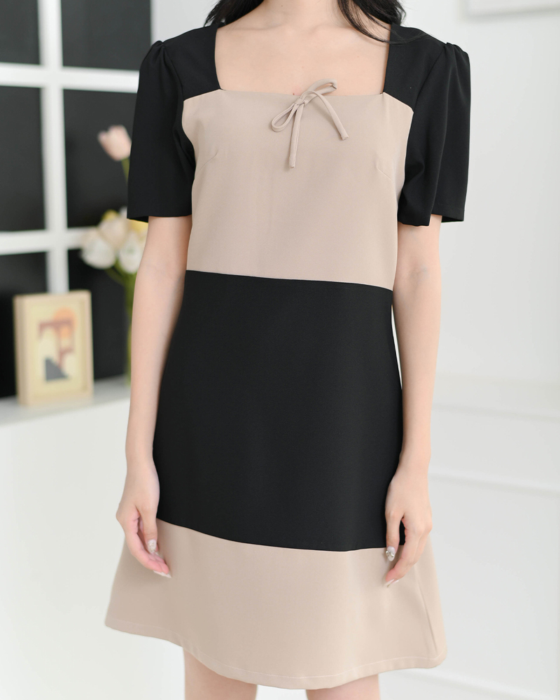 kudapy เดรสแขนสั้นดีไซน์คอเหลี่ยม เล่นสีทูโทนรอบอกและชายกระโปรง แต่งเชือกโบว์เล็กๆเพิ่มความน่ารัก