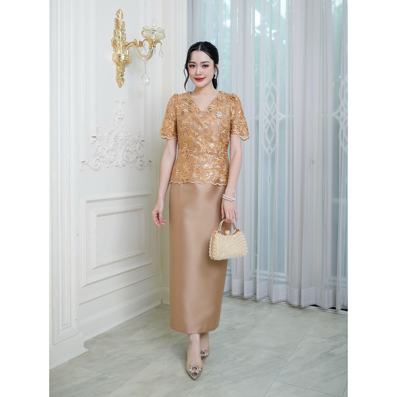 kudapy เดรสผ้าไหม ลูกไม้ปักแต่งเลื่อมทั้งชุดคอวี แต่งซิปหลัง มีซับใน กระโปรงผ่าหลัง